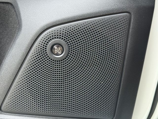 原版件、LED頭燈、盲點、免鑰匙、摸門、BO音響、電動椅、抬頭顯示器  第13張相片