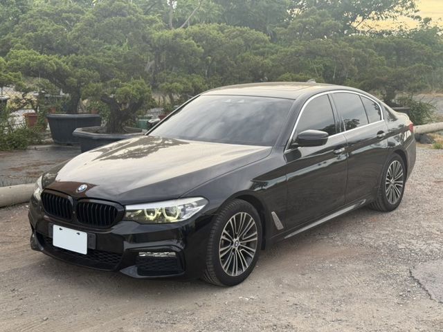 530i、白金旗艦版、原版件、抬頭顯示器、H/K音響、360環景、天窗、前後M包、盲點  第2張相片