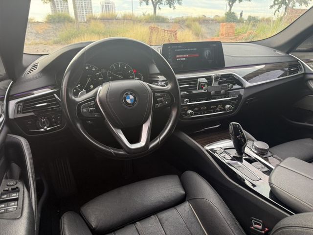 530i、白金旗艦版、原版件、抬頭顯示器、H/K音響、360環景、天窗、前後M包、盲點  第7張相片