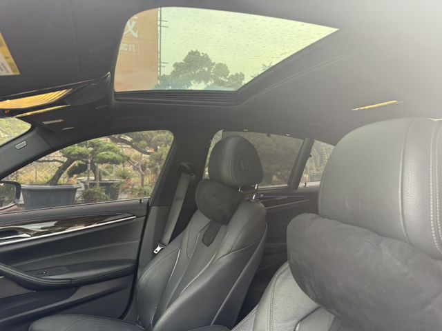 530i、白金旗艦版、原版件、抬頭顯示器、H/K音響、360環景、天窗、前後M包、盲點  第16張相片