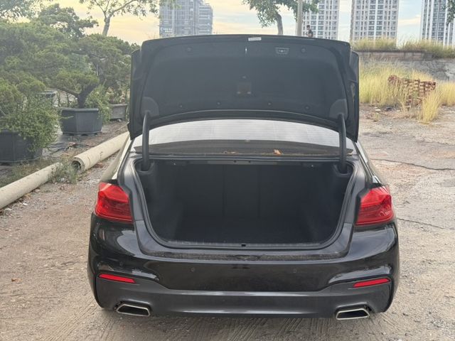 530i、白金旗艦版、原版件、抬頭顯示器、H/K音響、360環景、天窗、前後M包、盲點  第19張相片