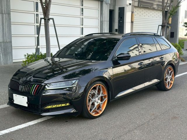 4*4、ACC跟車、車道偏移、電尾門、LED頭燈、全景天窗、分區溫控、電動記憶座椅  第2張相片