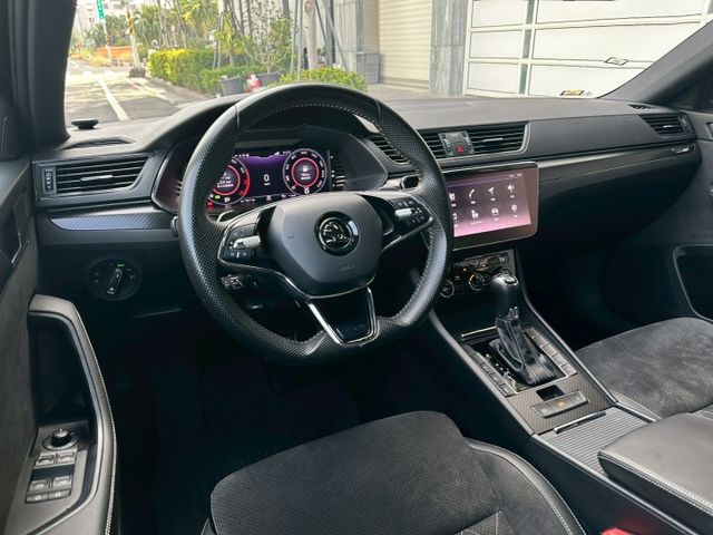 4*4、ACC跟車、車道偏移、電尾門、LED頭燈、全景天窗、分區溫控、電動記憶座椅  第7張相片