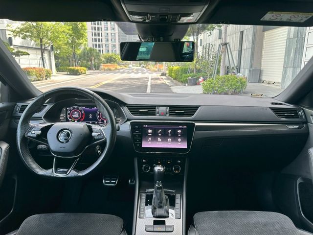4*4、ACC跟車、車道偏移、電尾門、LED頭燈、全景天窗、分區溫控、電動記憶座椅  第8張相片