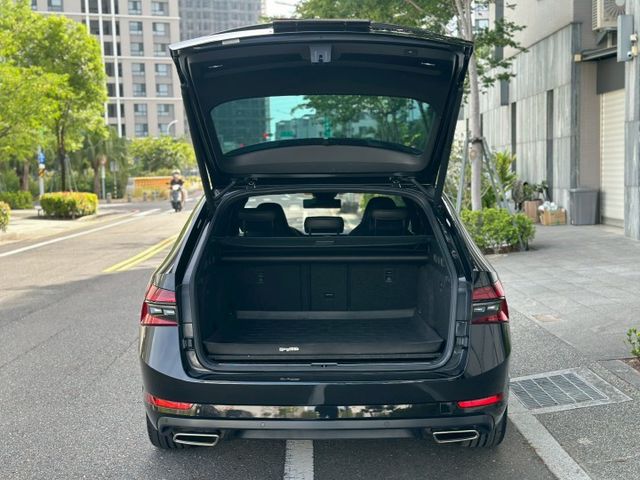 4*4、ACC跟車、車道偏移、電尾門、LED頭燈、全景天窗、分區溫控、電動記憶座椅  第18張相片