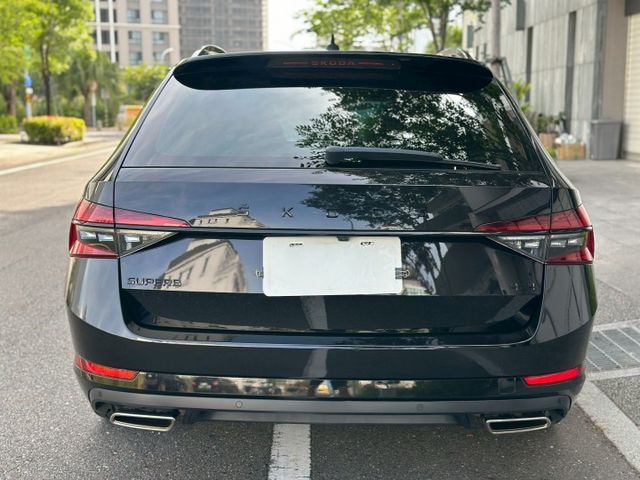 4*4、ACC跟車、車道偏移、電尾門、LED頭燈、全景天窗、分區溫控、電動記憶座椅  第20張相片