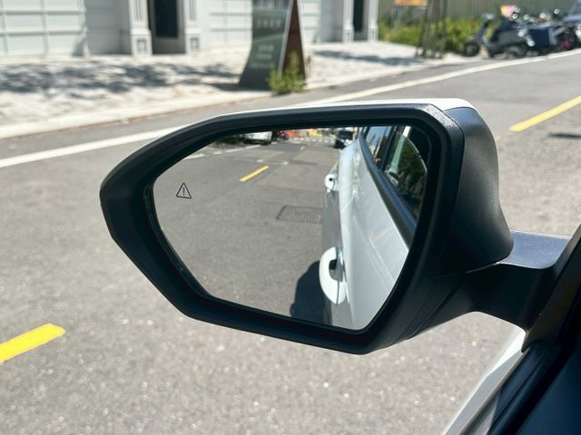 GLT-C款、原版件、電尾門、360環景、冷熱通風電動椅、盲點偵測、全景天窗、BOSS音響  第11張相片