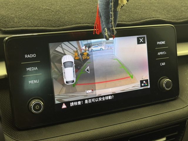 原版件、小改款、LED頭燈、數位儀表、免鑰匙、摸門、盲點、ACC跟車  第9張相片