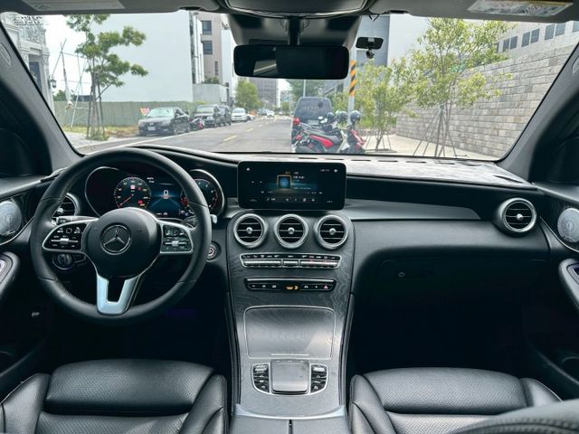 原版件、一手車、23P、AMG、夜色套件、柏林音響、黑岑木飾板、多光束頭燈、天窗、20吋AMG鋁圈、無線充電  第8張相片