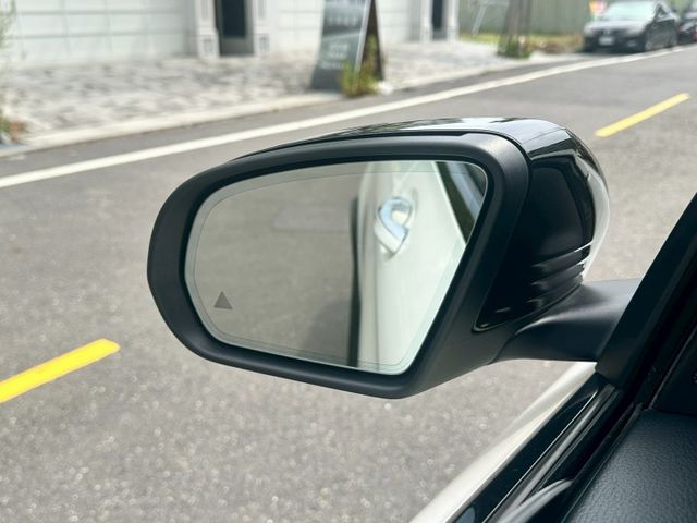 原版件、一手車、23P、AMG、夜色套件、柏林音響、黑岑木飾板、多光束頭燈、天窗、20吋AMG鋁圈、無線充電  第12張相片