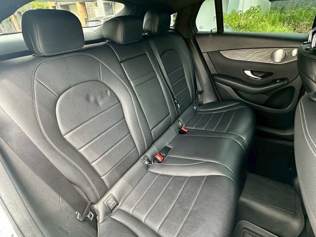 原版件、一手車、23P、AMG、夜色套件、柏林音響、黑岑木飾板、多光束頭燈、天窗、20吋AMG鋁圈、無線充電  第17張相片