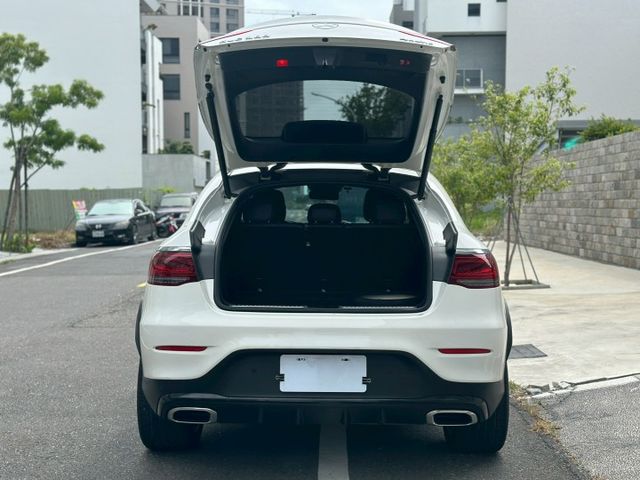 原版件、一手車、23P、AMG、夜色套件、柏林音響、黑岑木飾板、多光束頭燈、天窗、20吋AMG鋁圈、無線充電  第18張相片