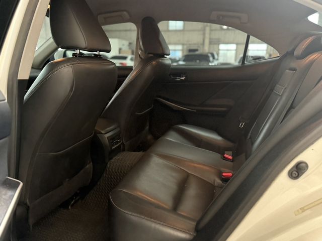 LEXUS凌志 IS 300H  第7張相片