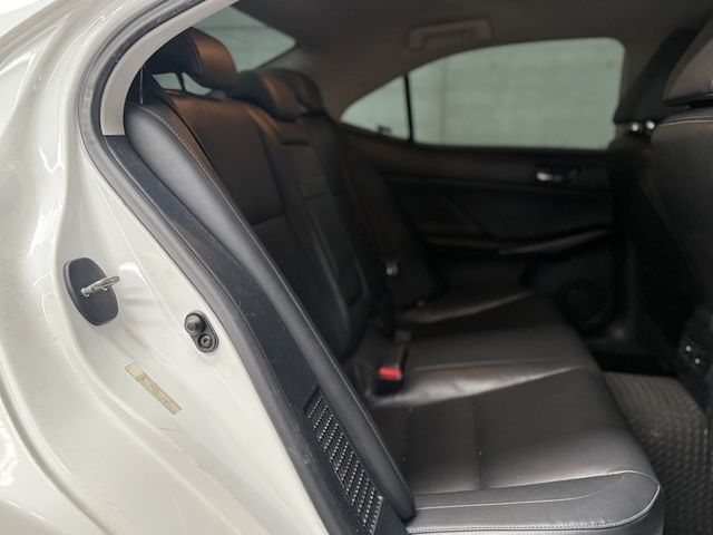 LEXUS凌志 IS 300H  第8張相片