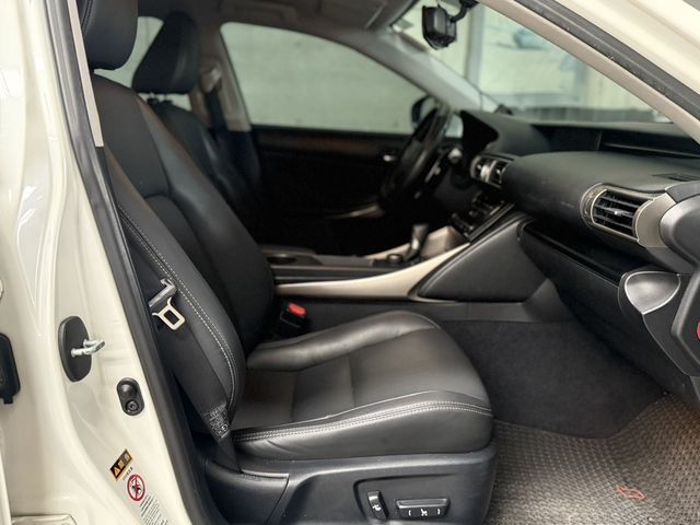 LEXUS凌志 IS 300H  第9張相片
