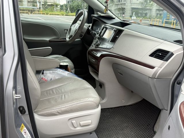 TOYOTA豐田 SIENNA  第14張相片
