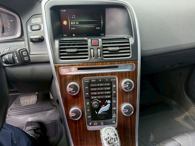 雙前電動椅 雙曲恆溫 電動尾門 定速 方控 快撥  第7張相片