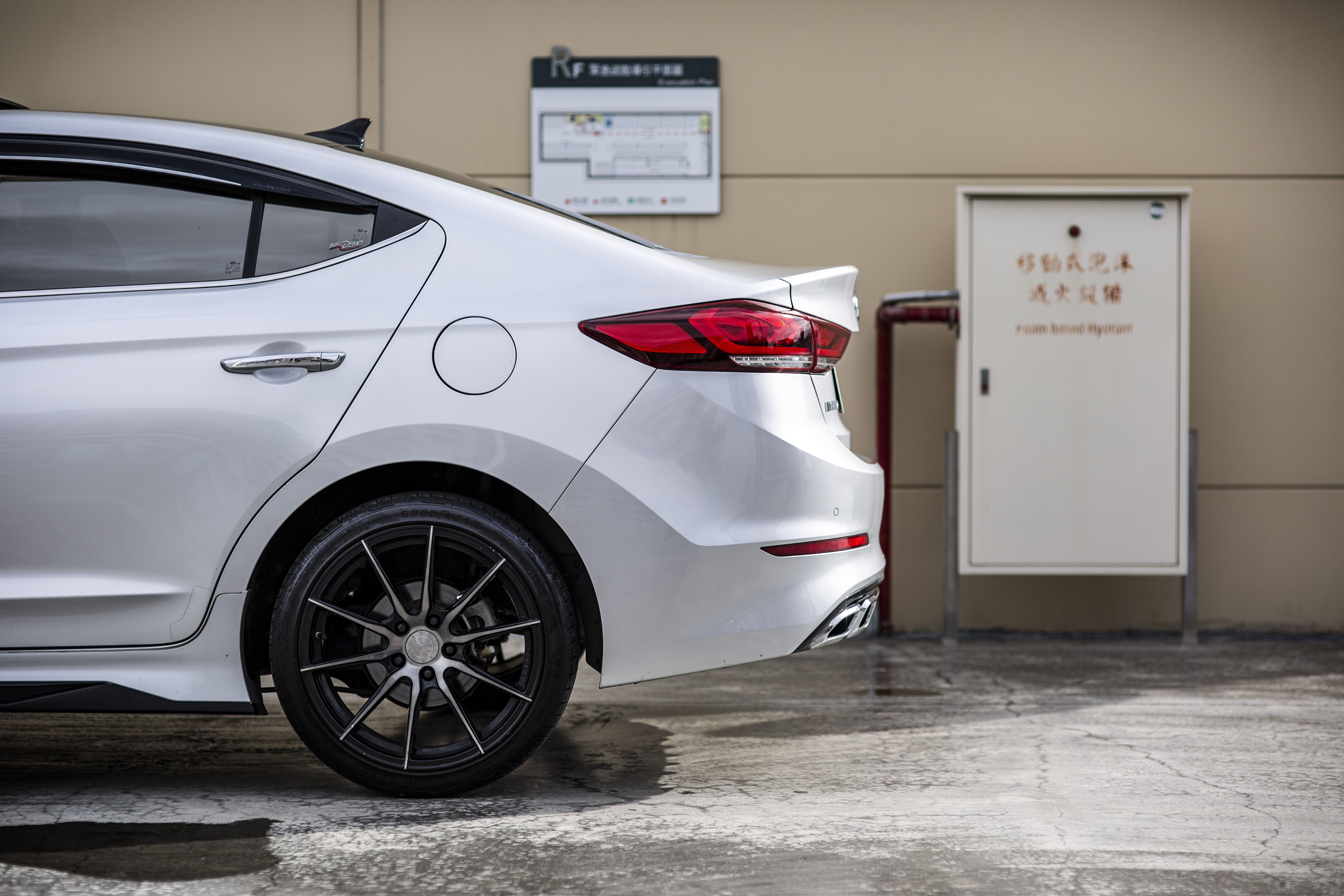 17年 Super Elantra 2.0菁英 6安 盲點【實車價行情指標店】  第6張相片