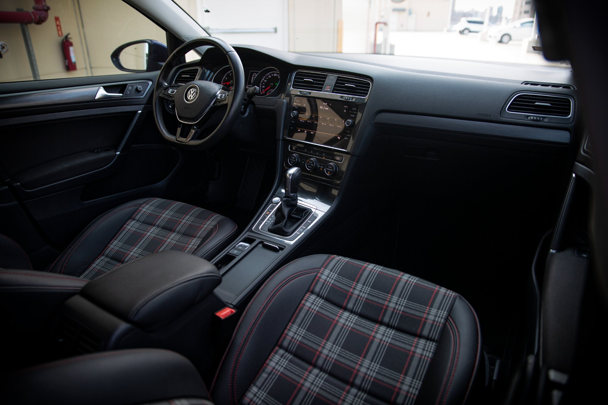 17年 Golf 1.0頂級版 iKey免鑰 稅金僅8640【實車價行情指標店】  第10張相片