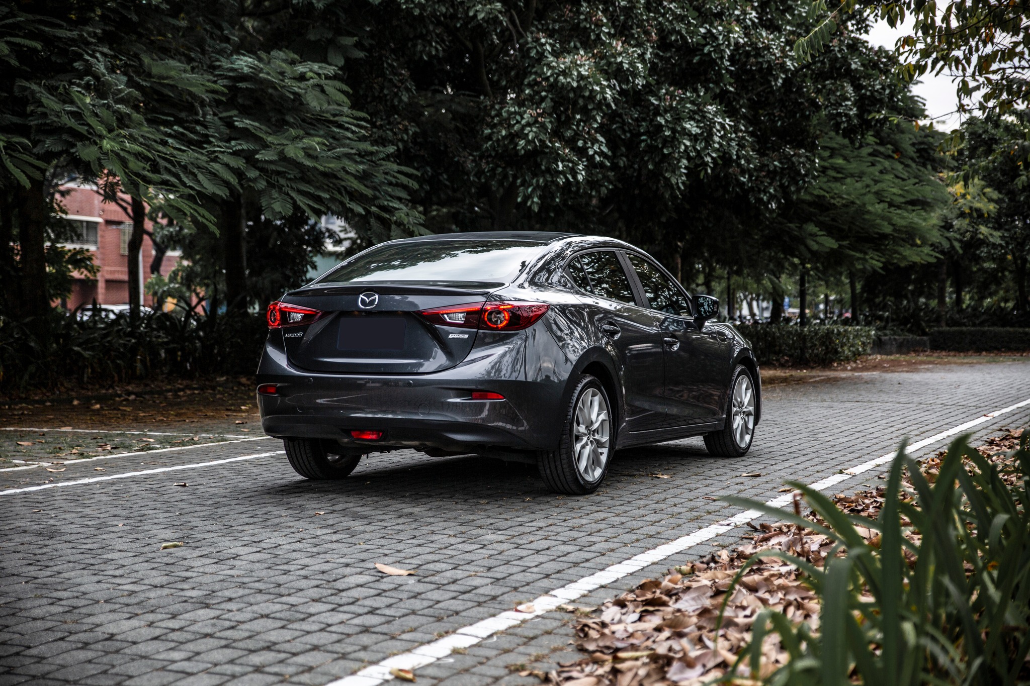 16年 Mazda3 4D 頂級型 鋼鐵灰 抬顯 盲點【實車價行情指標店】  第2張相片