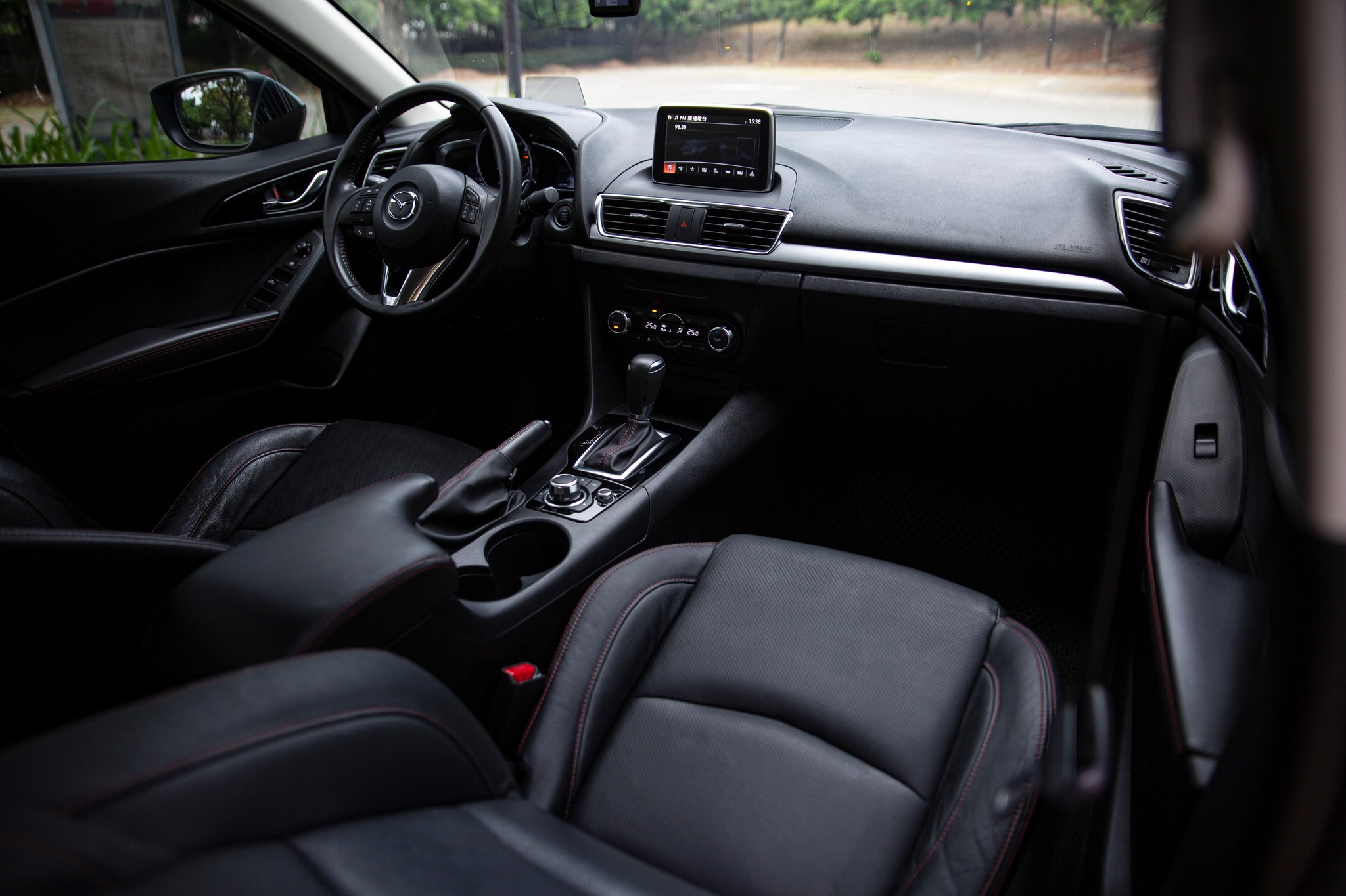 16年 Mazda3 4D 頂級型 鋼鐵灰 抬顯 盲點【實車價行情指標店】  第3張相片