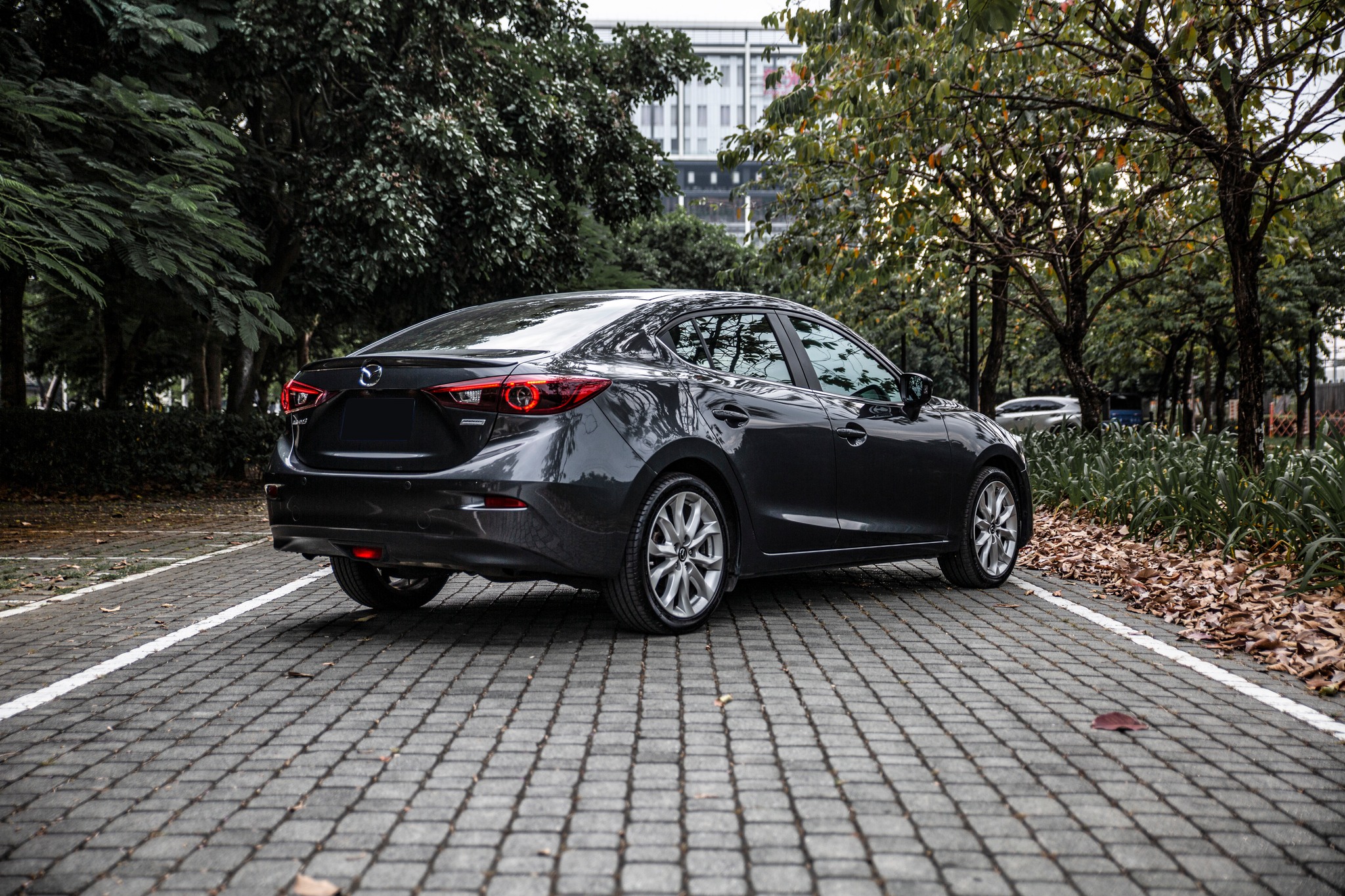 16年 Mazda3 4D 頂級型 鋼鐵灰 抬顯 盲點【實車價行情指標店】  第4張相片