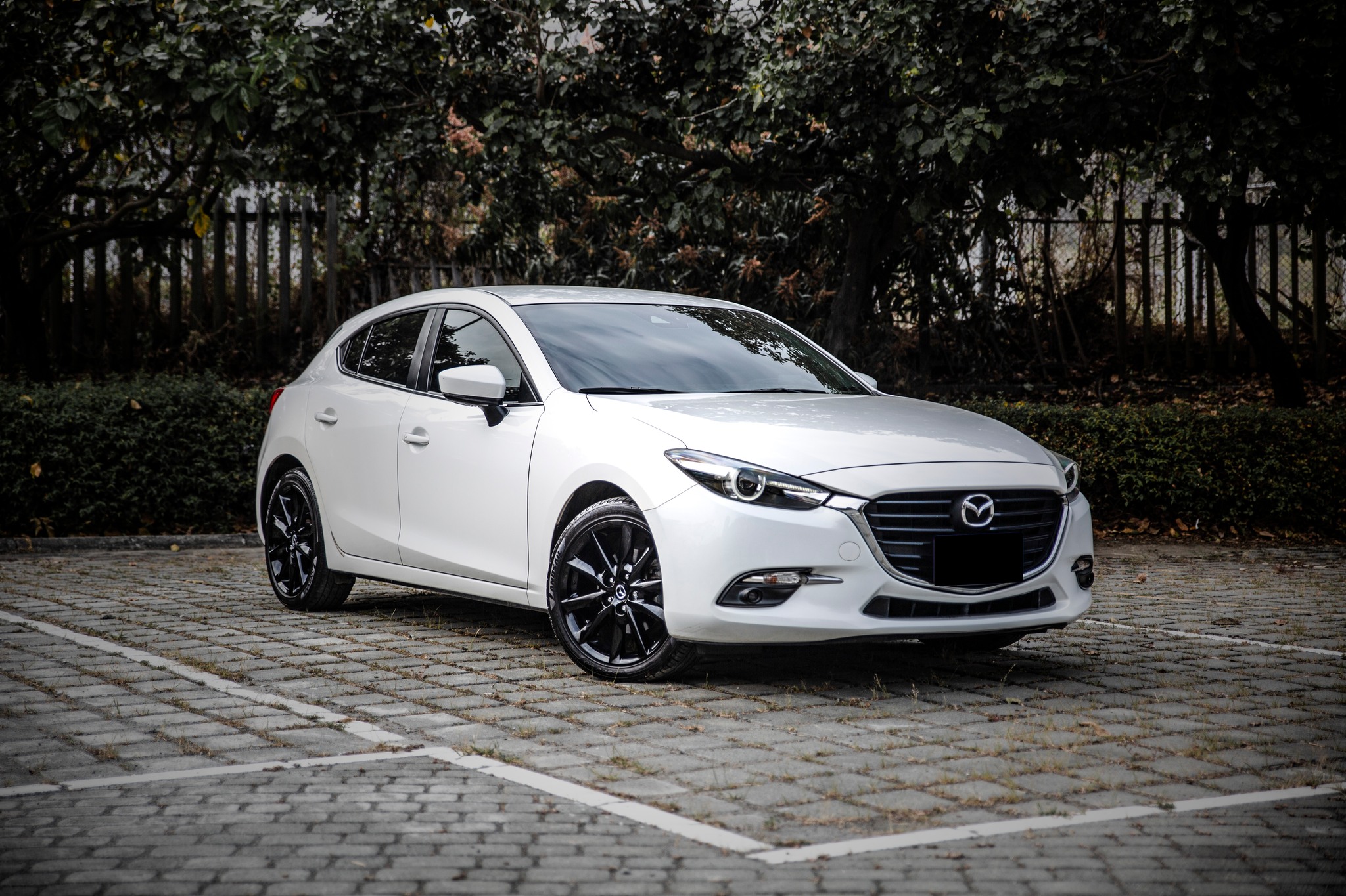【滿18歲即可申貸】17年式 Mazda3 5D 旗艦 BOSE音響 駕駛電動椅  第1張相片
