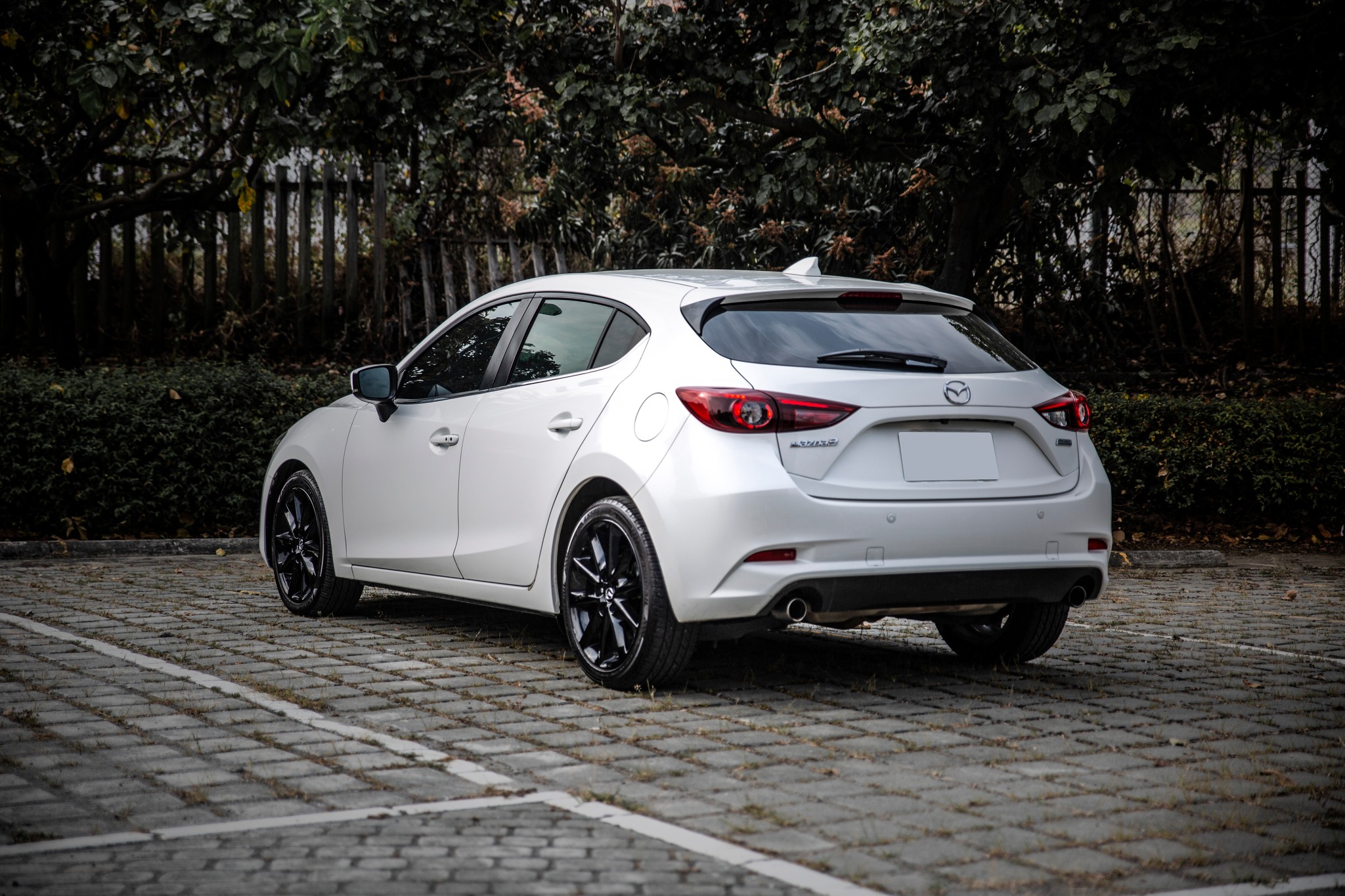 【滿18歲即可申貸】17年式 Mazda3 5D 旗艦 BOSE音響 駕駛電動椅  第3張相片