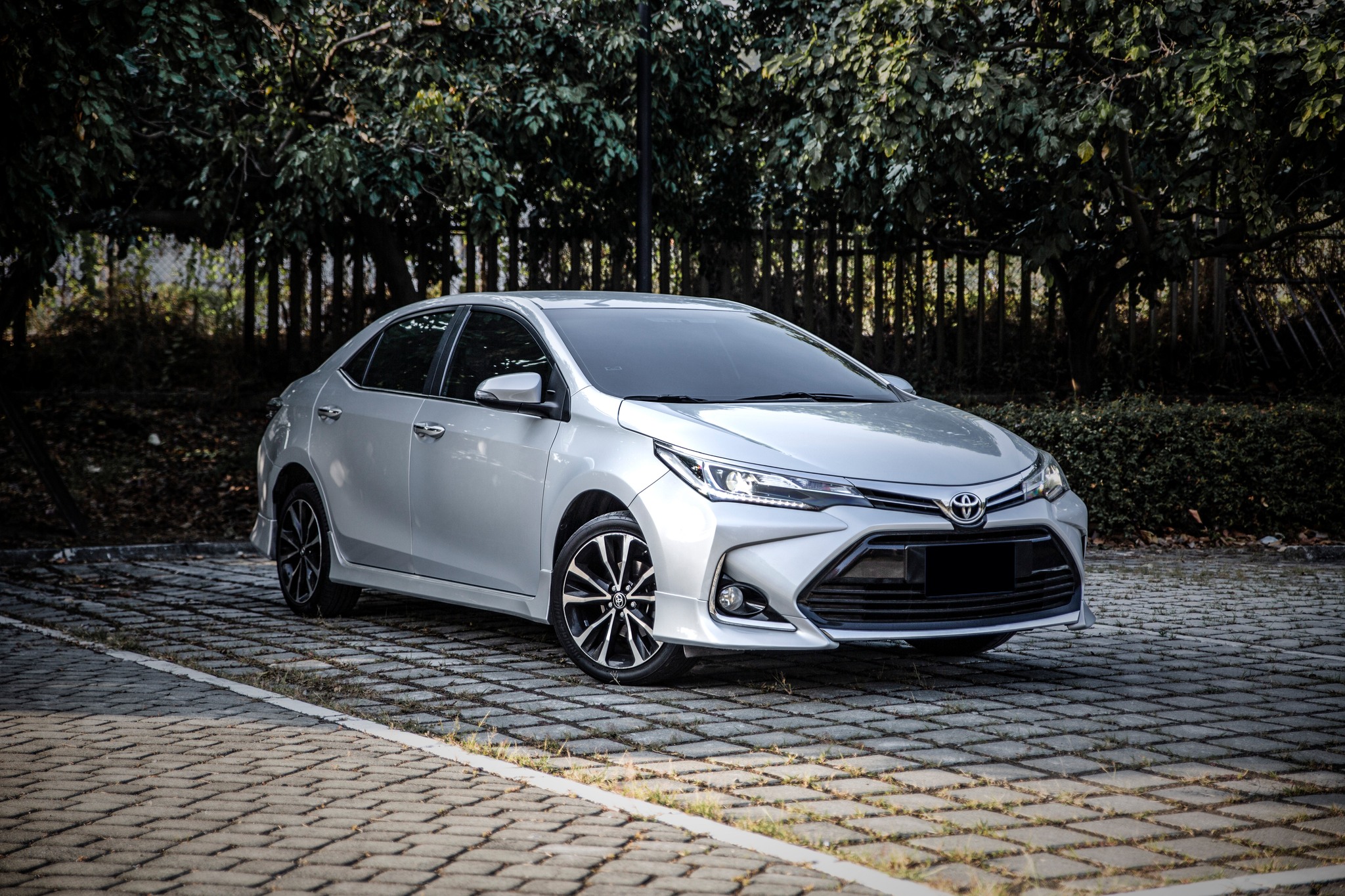 【滿18歲即可申貸】18年 Altis X版 11.5代 盲點 8安 LED頭燈  第1張相片