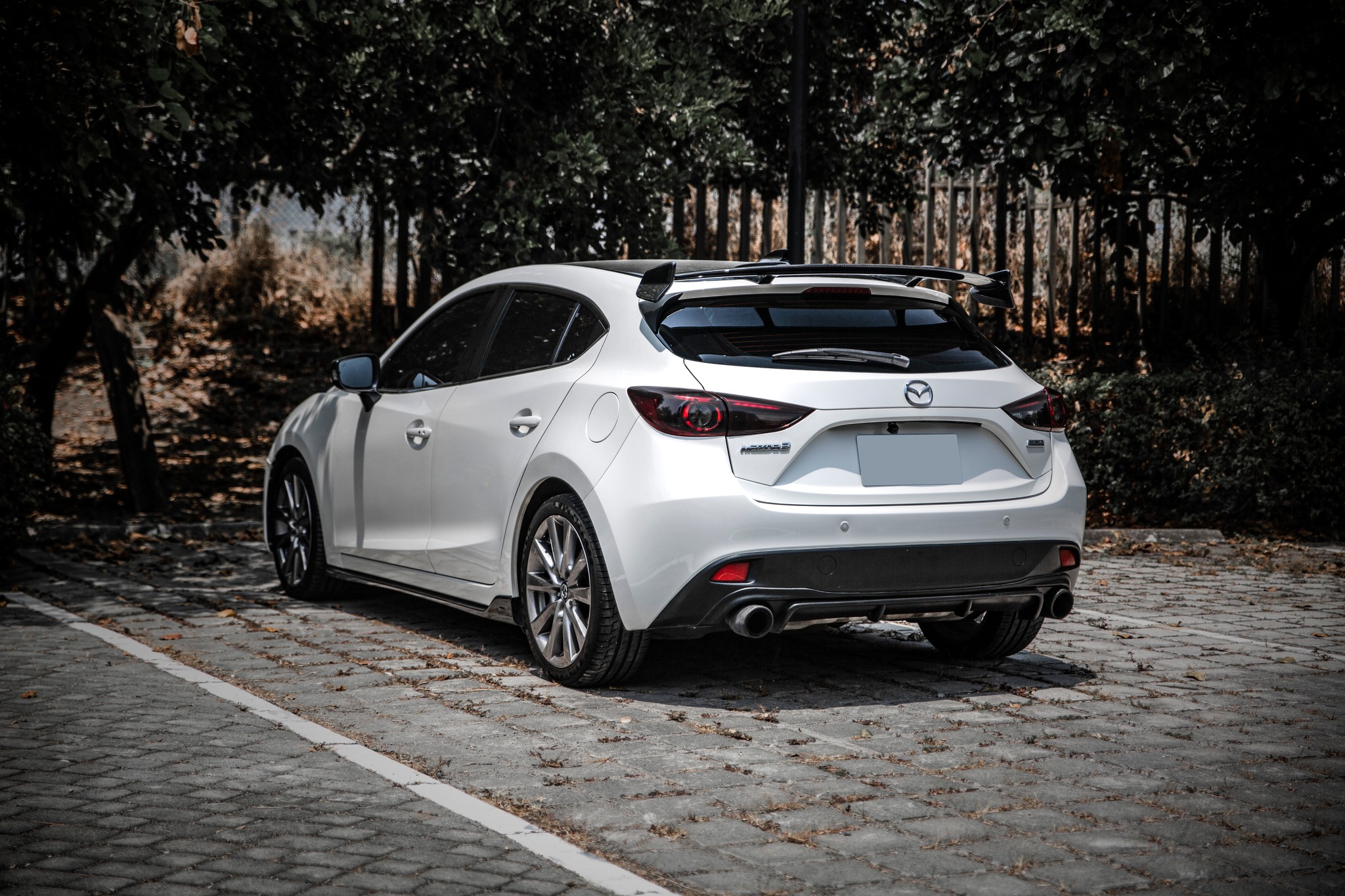 【滿18歲即可申貸】15年 Mazda3 5D 頂級 黑化基本改 戰鬥尾翼  第3張相片