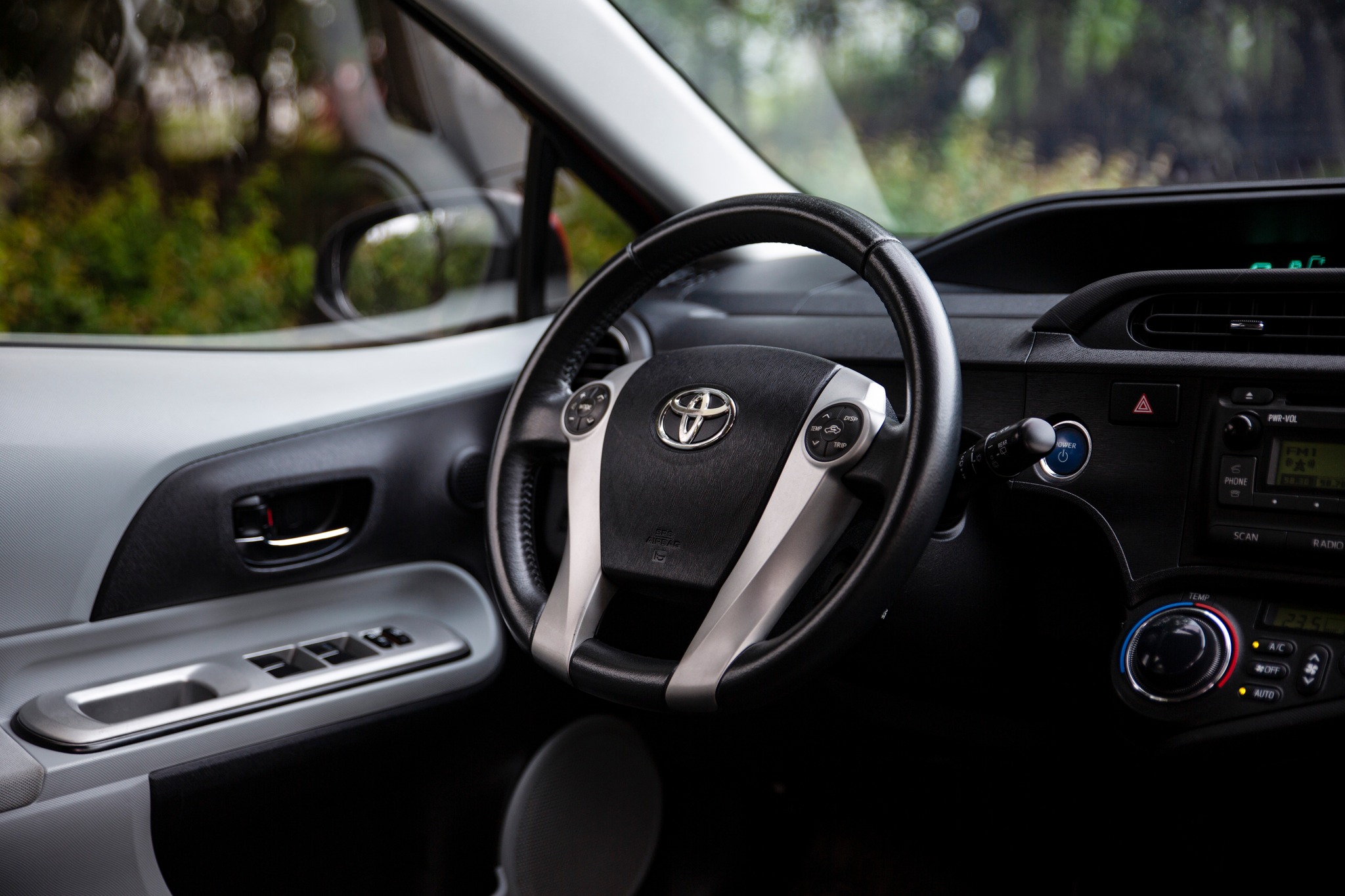 【18歲100%過件】13年 Prius C 油電複合 7安 循跡防滑 動態穩定  第10張相片