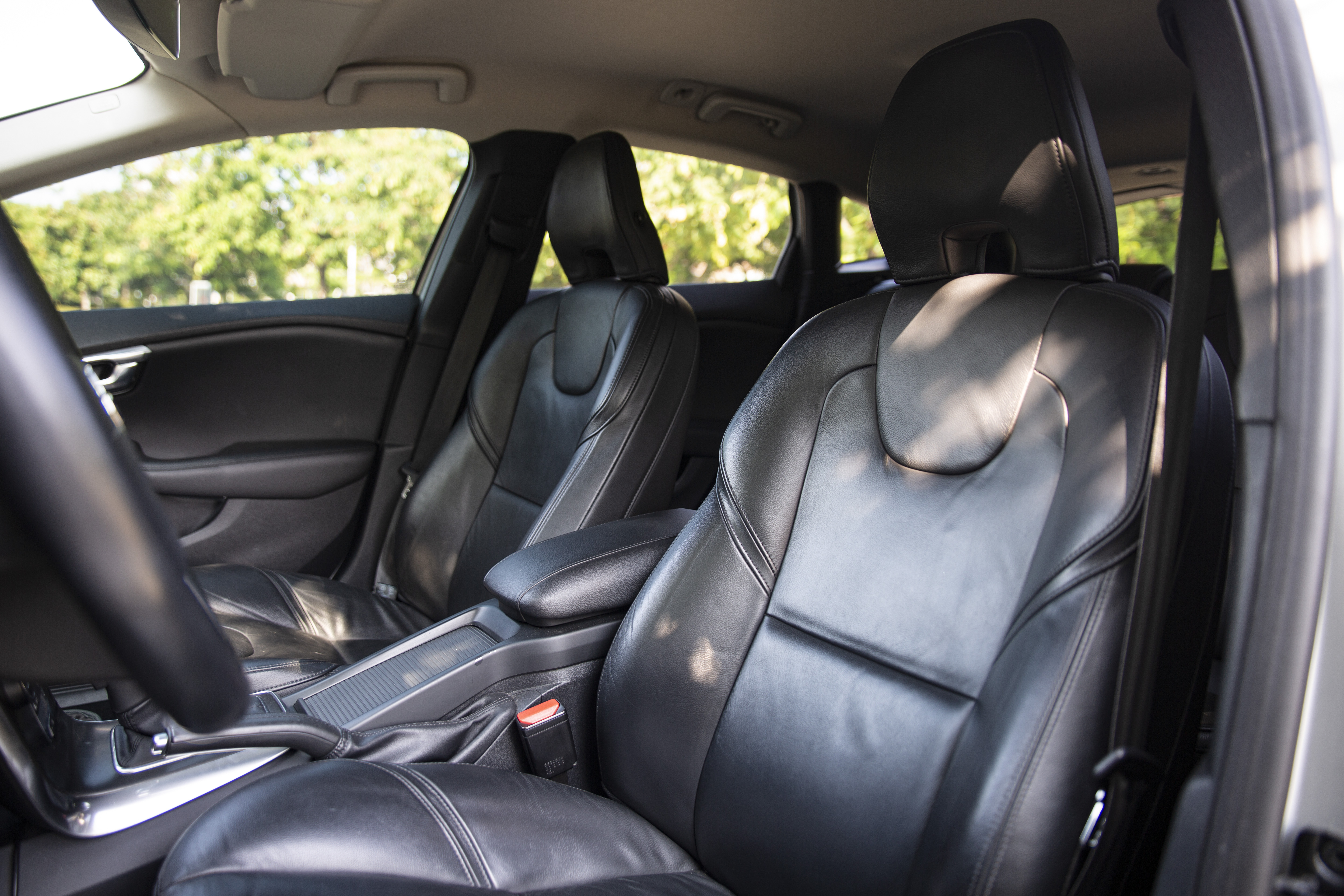 【18歲100%過件】13年 V40 T4 1.6汽油豪華版 9安 自動停車  第14張相片