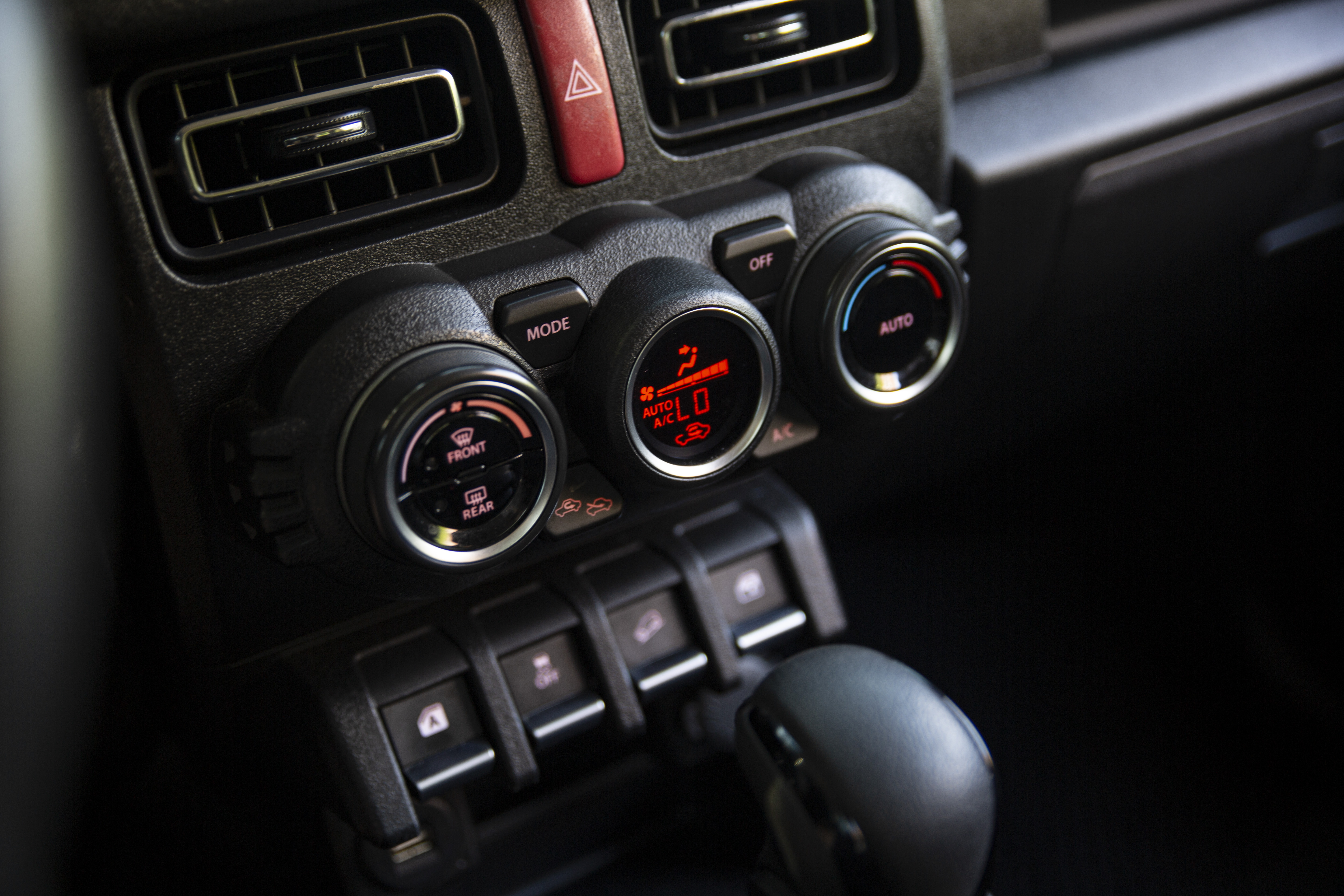 【滿18歲即可申貸】21年 Jimny 6安 車道維持 自動煞停 循跡防滑  第10張相片
