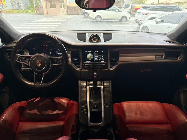 PORSCHE保時捷 MACAN TURBO  第4張相片