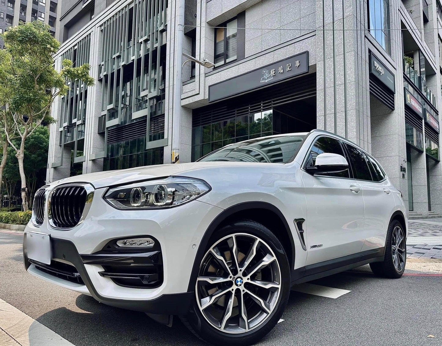 2018 BMW #X3 xDrive 20i   #總代理 #珍珠白 #5AS #內外皆新  第1張相片