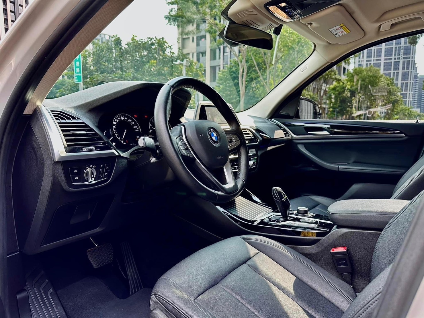 2018 BMW #X3 xDrive 20i   #總代理 #珍珠白 #5AS #內外皆新  第3張相片