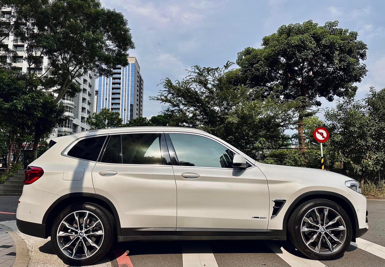 2018 BMW #X3 xDrive 20i   #總代理 #珍珠白 #5AS #內外皆新  第5張相片