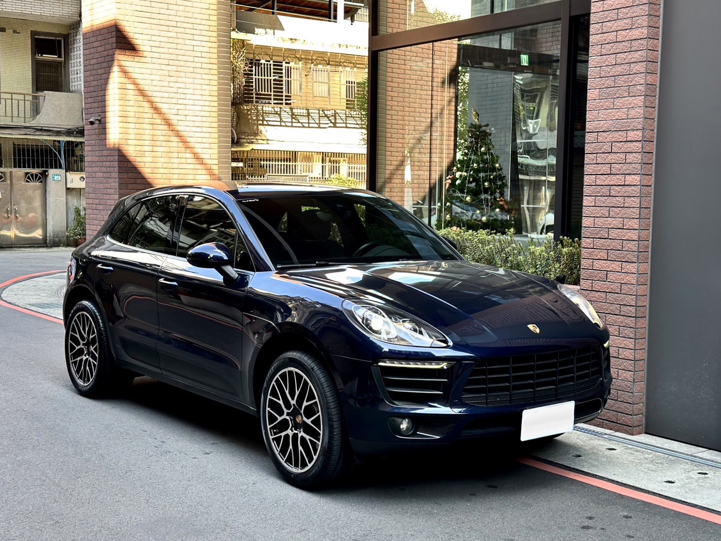 2016/4出廠  Porsche Macan 2.0   總代理/全原廠保養/僅跑七萬多公里/已認證  第1張相片