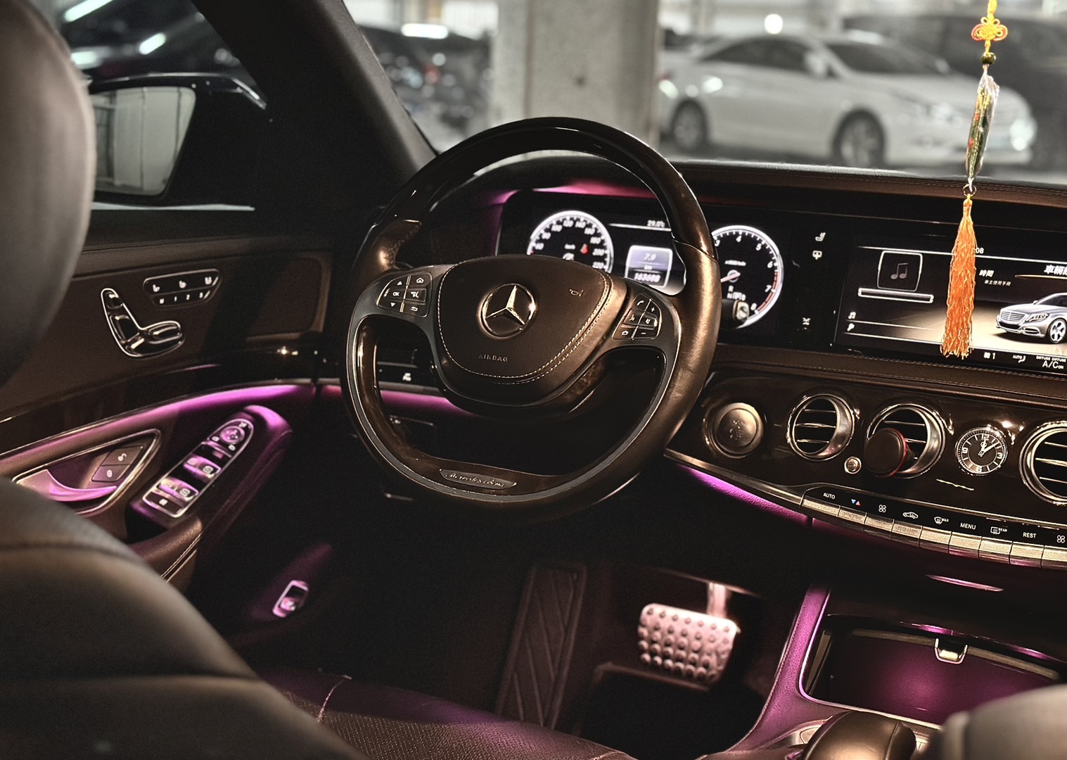 2014出廠 M-BENZ S400L  誰說總代理S400 LWB 沒有AMG?  現在竟然出現了 Goo鑑定原版件~3.0汽油引擎馬力300多匹!! 只要E係的價格 配備更高 一年稅金只要22000多   第3張相片