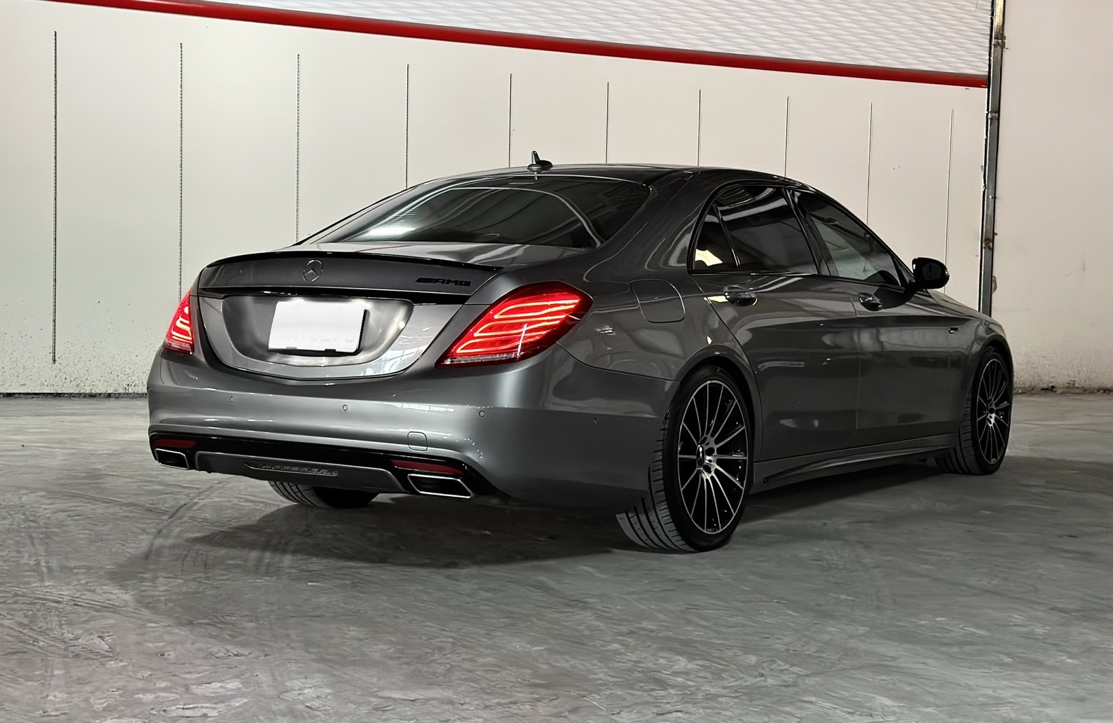 2014出廠 M-BENZ S400L  誰說總代理S400 LWB 沒有AMG?  現在竟然出現了 Goo鑑定原版件~3.0汽油引擎馬力300多匹!! 只要E係的價格 配備更高 一年稅金只要22000多   第9張相片
