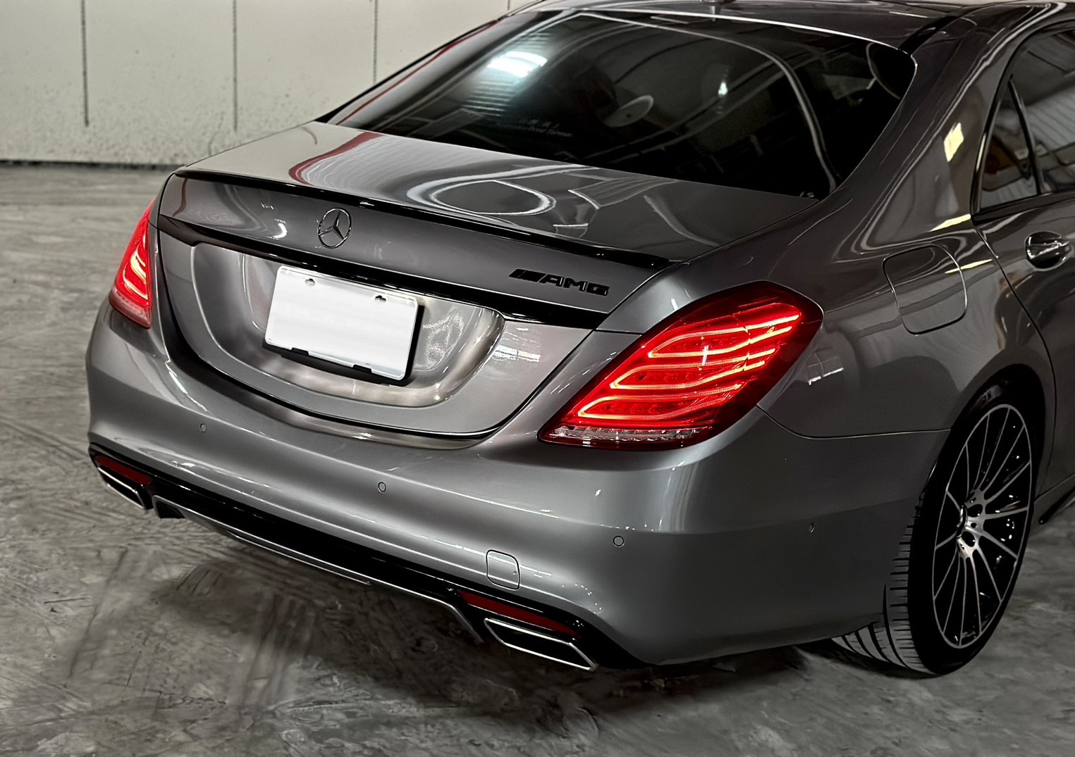 2014出廠 M-BENZ S400L  誰說總代理S400 LWB 沒有AMG?  現在竟然出現了 Goo鑑定原版件~3.0汽油引擎馬力300多匹!! 只要E係的價格 配備更高 一年稅金只要22000多   第12張相片