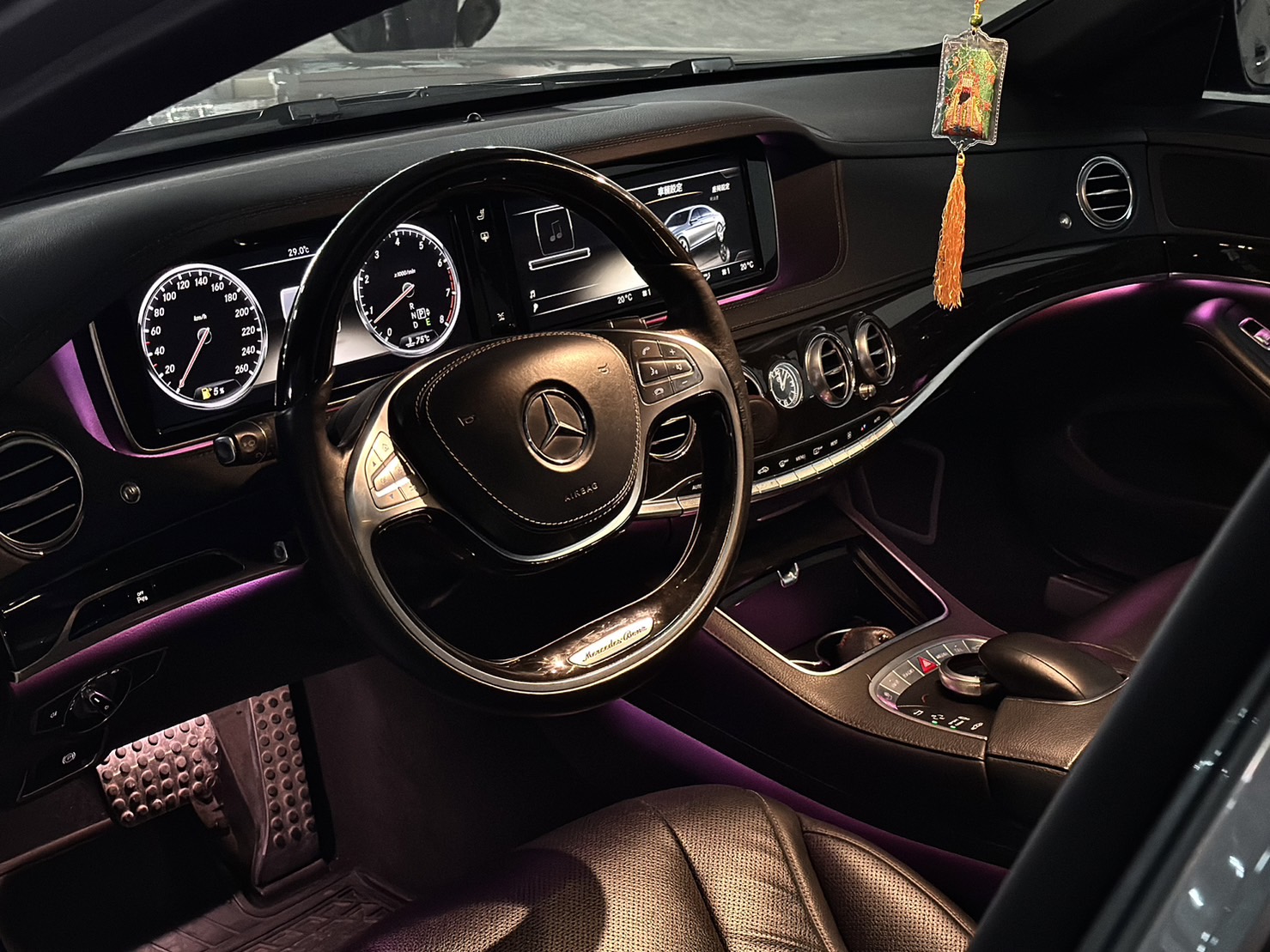 2014出廠 M-BENZ S400L  誰說總代理S400 LWB 沒有AMG?  現在竟然出現了 Goo鑑定原版件~3.0汽油引擎馬力300多匹!! 只要E係的價格 配備更高 一年稅金只要22000多   第14張相片