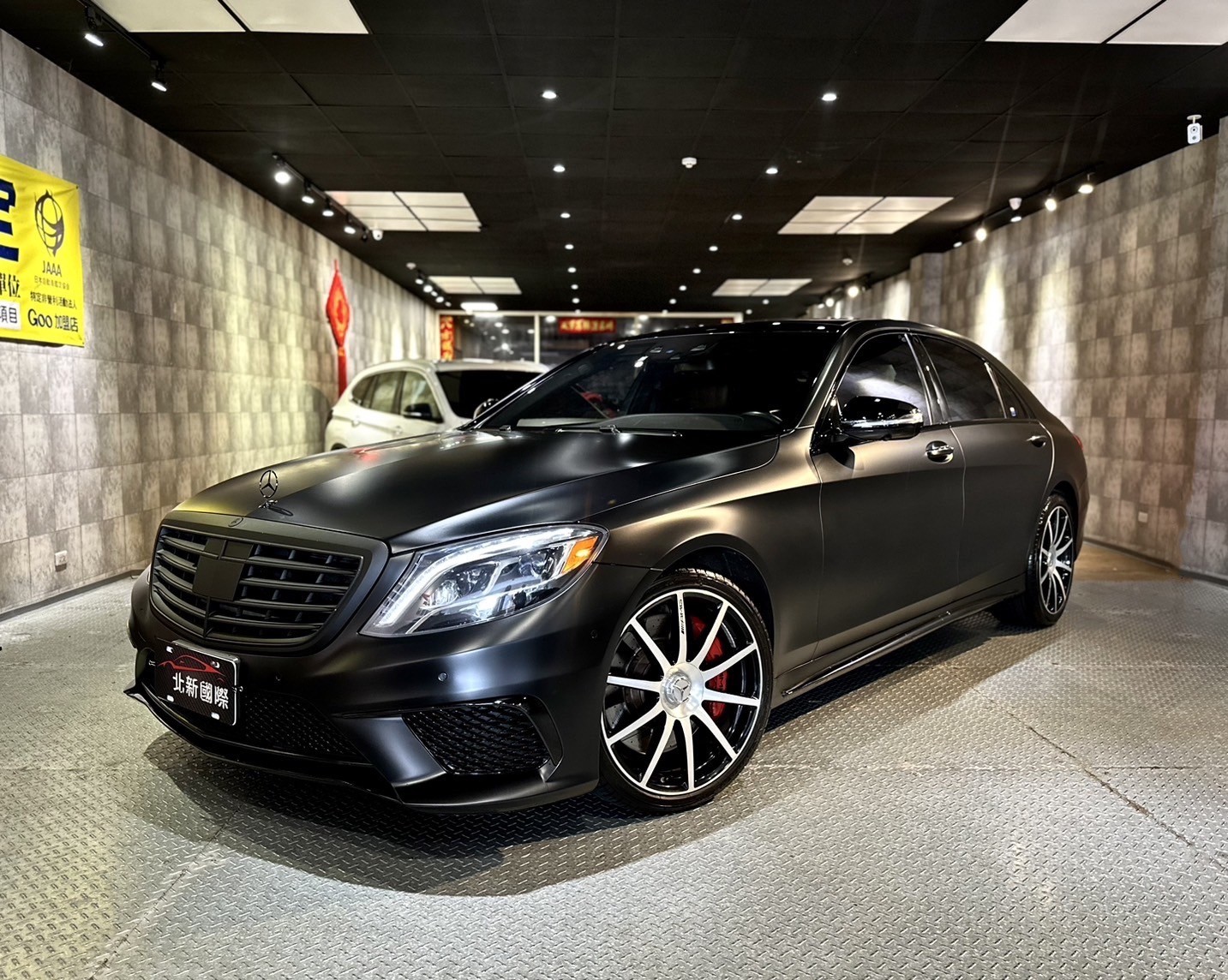 2013/12月出廠 2014年式 S63 AMG   #保證原版件 僅此一台 車況極美 無可挑剔 實跑12萬公里 #有原廠保養紀錄  第1張相片