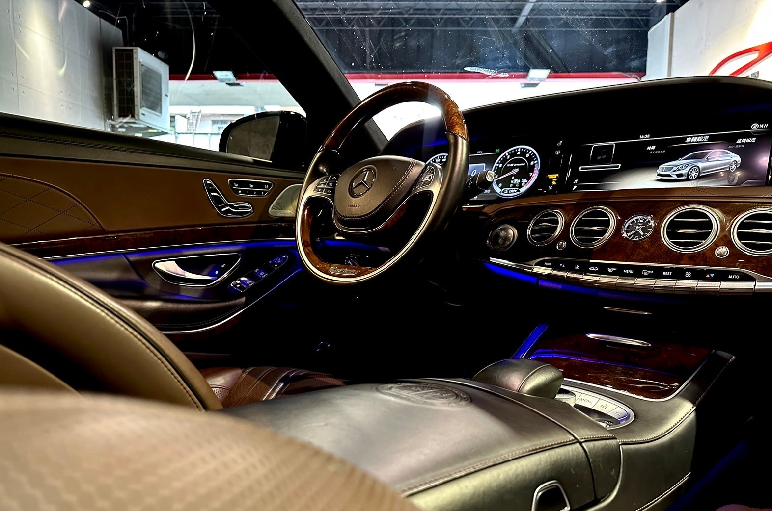 2013/12月出廠 2014年式 S63 AMG   #保證原版件 僅此一台 車況極美 無可挑剔 實跑12萬公里 #有原廠保養紀錄  第2張相片