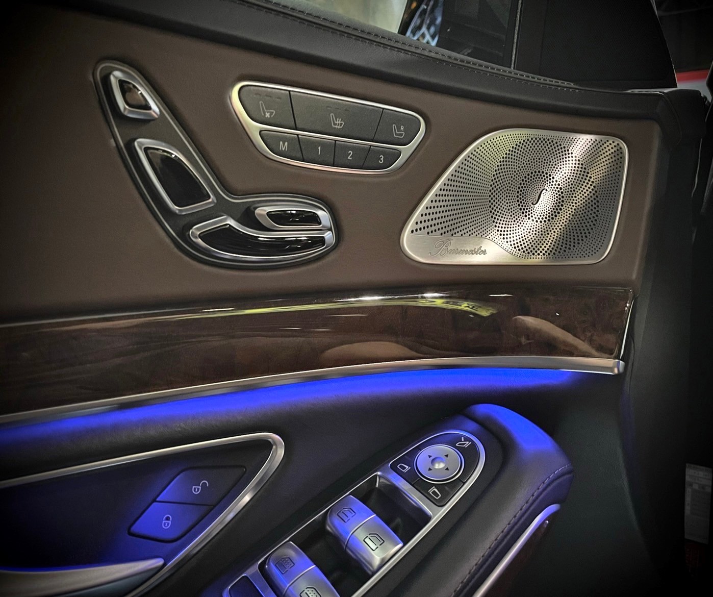 2013/12月出廠 2014年式 S63 AMG   #保證原版件 僅此一台 車況極美 無可挑剔 實跑12萬公里 #有原廠保養紀錄  第6張相片