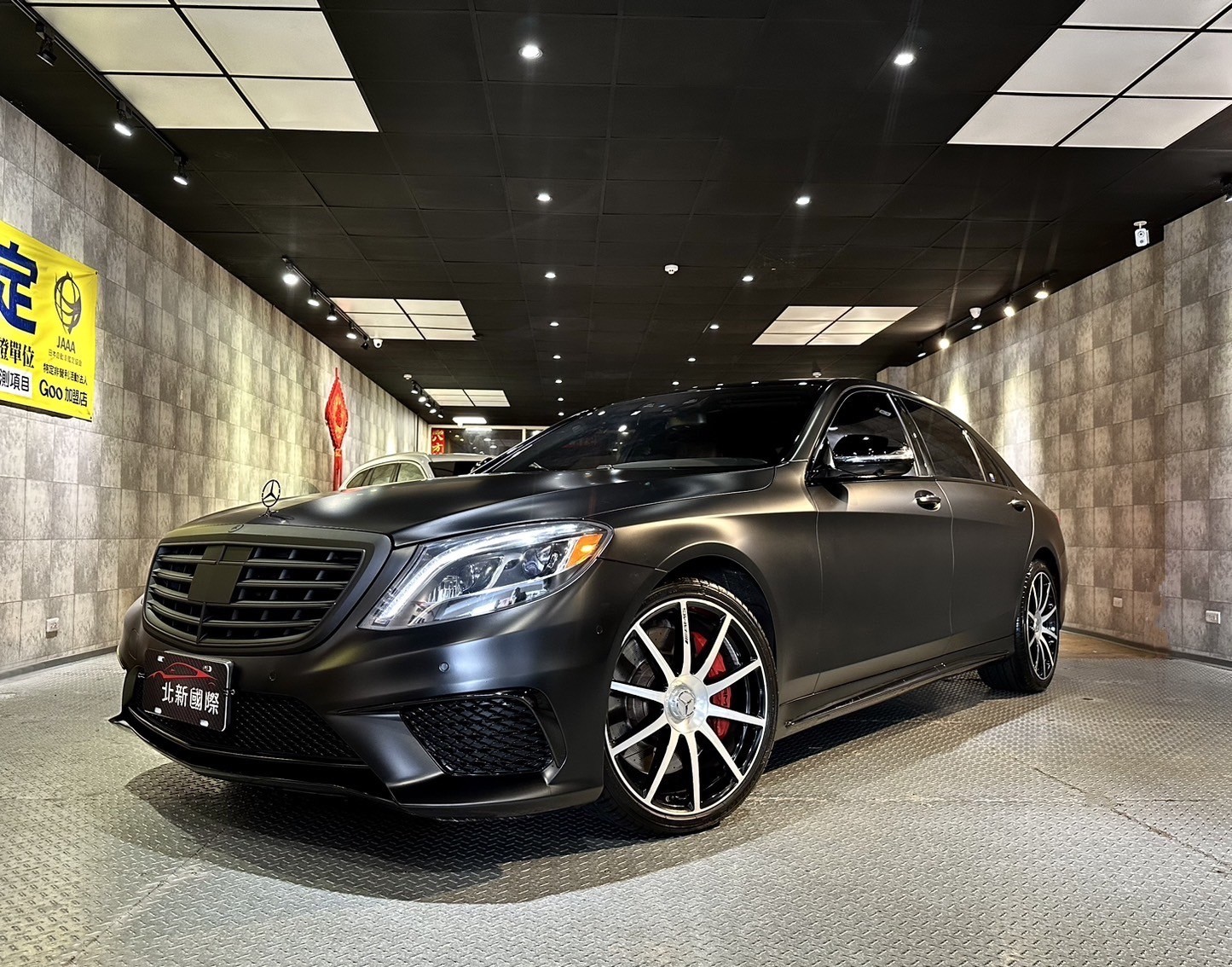 2013/12月出廠 2014年式 S63 AMG   #保證原版件 僅此一台 車況極美 無可挑剔 實跑12萬公里 #有原廠保養紀錄  第9張相片