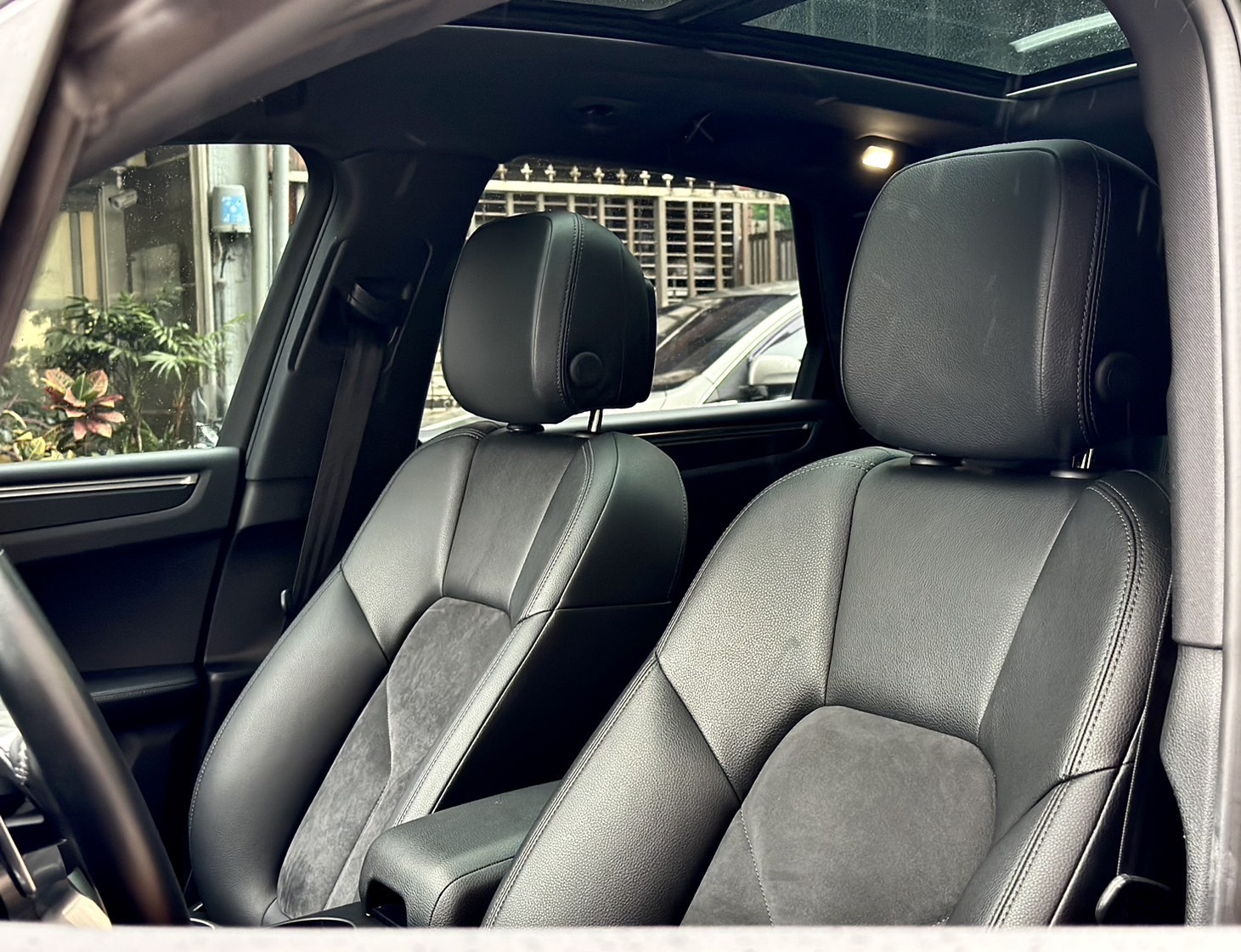 2019出廠 Porsche Macan   2.0T/渦輪增壓/原版件/里程八萬多公里 未領牌～享新車利率  配備高⬇️  第2張相片