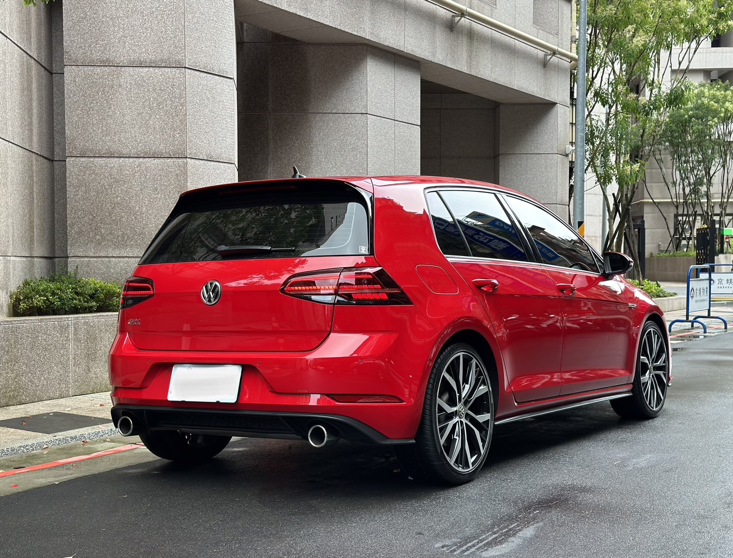 2018年VW GOLF GTI MK7.5 大P 福斯性能鋼砲，賽道機器 全程原廠保養 僅跑八萬多 原廠無改裝 內外美 氣氛佳  第2張相片