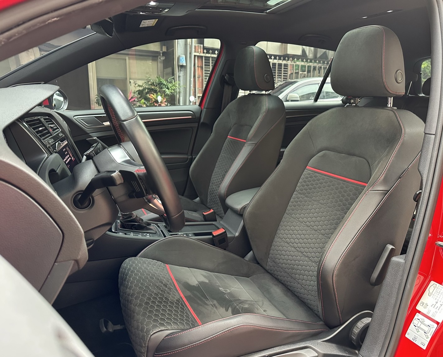 2018年VW GOLF GTI MK7.5 大P 福斯性能鋼砲，賽道機器 全程原廠保養 僅跑八萬多 原廠無改裝 內外美 氣氛佳  第6張相片