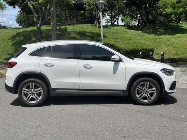 M-BENZ賓士 GLA180  第3張相片